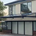 Toldos e coberturas em policarbonato ganham destaque como solução inteligente contra a chuva sem perder luminosidade